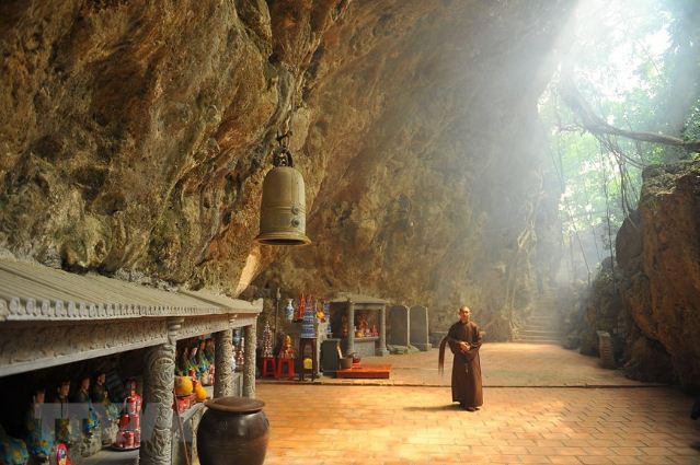 Thien-Ton-Pagoda-Cave-Ninh-Binh-Vietnam-5